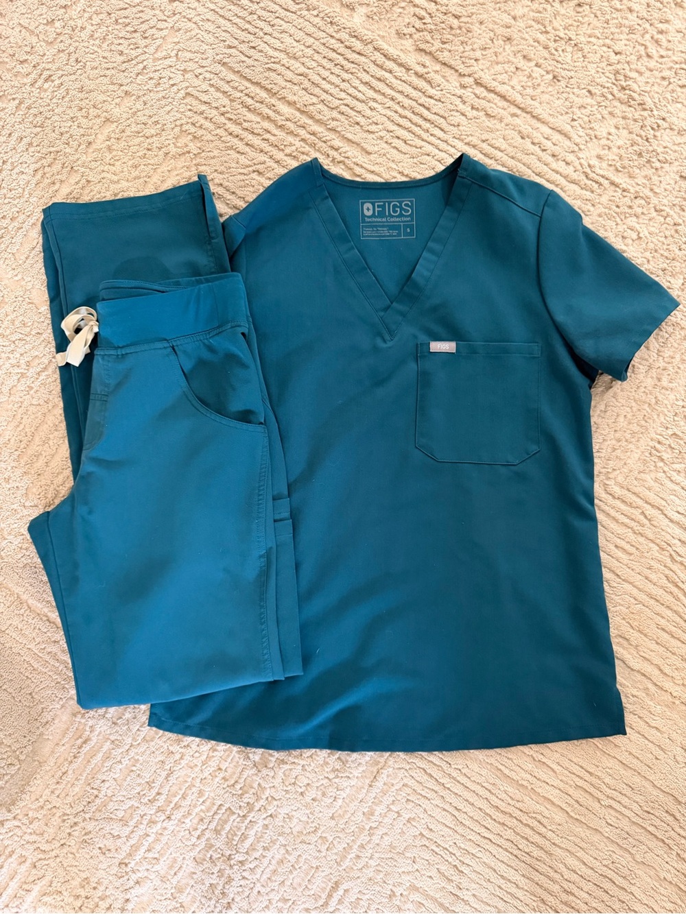 ⭐️Caribbean blue figs scrub top⭐️